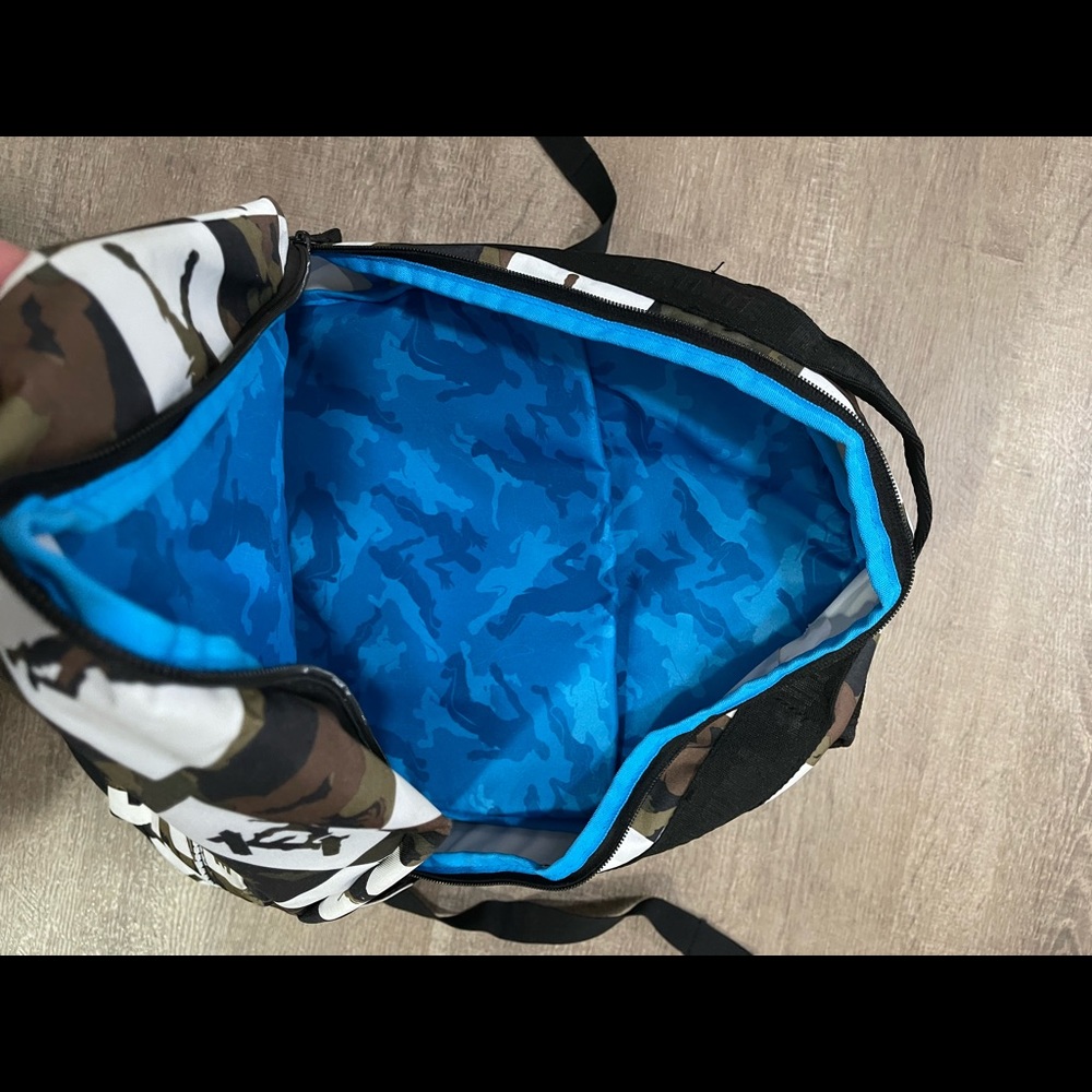 Backpack - Picture 3 of 4